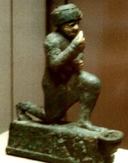 Statue d'adorant. Matière: bronze, argent, or. Date: début du 2ème millénaire av. JC. Provenance: Larsa