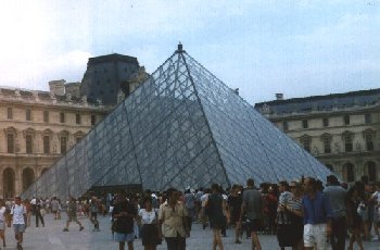 La pyramide du musée du Louvre