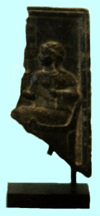 BAS RELIEF FRAGMENTAIRE DE LA DEESSE NINSUN. Matière: stéatite. Date: époque néo-sumérienne. Référence: AO 2761