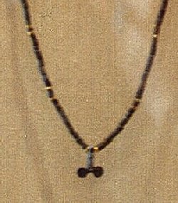 PENDENTIF EN FORME DE PHALLUS. Date entre 853 et 824 av. JC. Matière : bronze. Référence: 14038