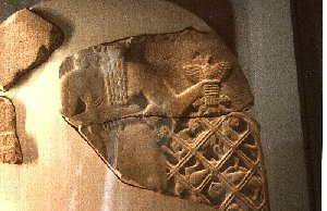 STELE DES VAUTOURS ( avers ). Matière: pierre calcaire. Dimensions: H. 1,8 m. Date: vers 2560 av. JC. Provenance: Tello. Référence: AO 16109